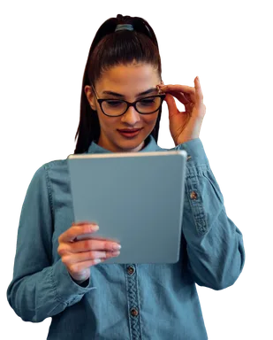 Rédactrice consultant une tablette pour préparer les contenus du blog d’un cabinet d’expertise comptable
