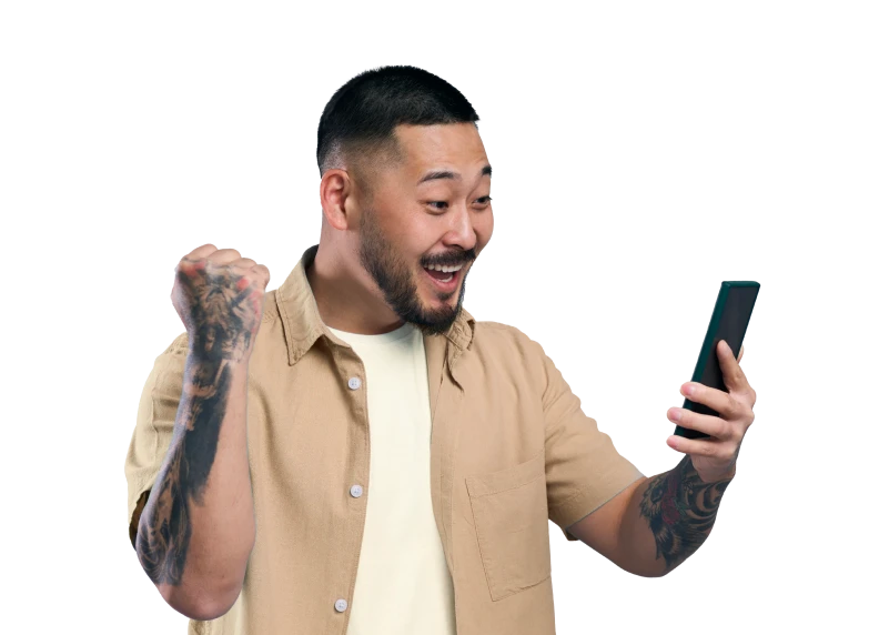Un client enthousiaste découvre la nouvelle communication de son cabinet sur son smartphone