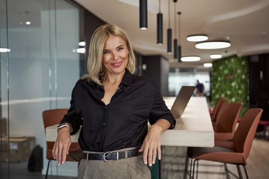 Charlène, membre de l’équipe de l’agence de communication Expert SA à Paris
