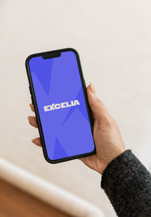 Site mobile Excelia affiché sur un smartphone