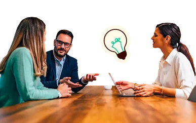 Expert-comptable en réunion avec l’équipe de l’agence autour d’un ordinateur portable