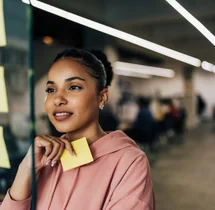 Collaboratrice organisant des post-it lors d’un atelier de brainstorming