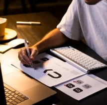 Graphiste concevant un logo sur son ordinateur