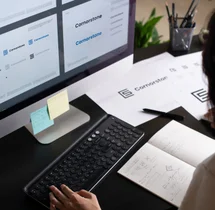 Graphiste travaillant sur la création d’un logo à son bureau