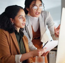 Deux collaboratrices échangeant sur un projet de communication pour un cabinet comptable