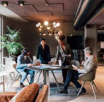 Équipe de l’agence réunie autour d’une table dans un open space