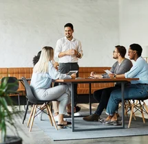 Réunion d’équipe dans les bureaux de l’agence de communication Expert SA à Paris