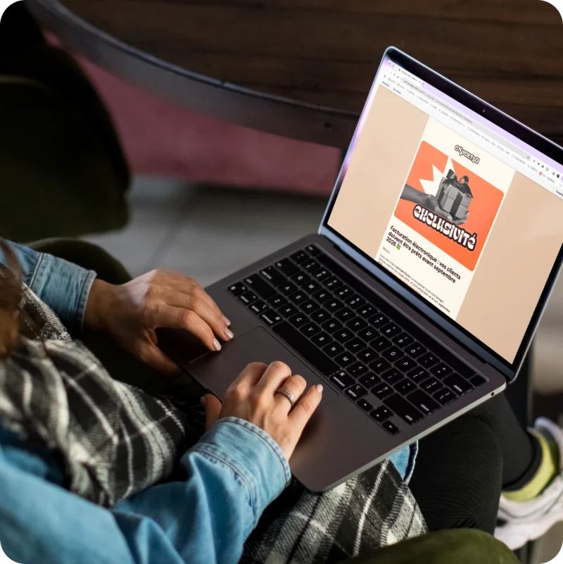 Personne consultant sur un ordinateur portable une newsletter conçue par Expert SA