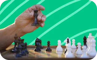 Une main avance une pièce sur un échiquier