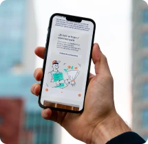 Site mobile d’un cabinet comptable affiché sur un smartphone tenu à la main