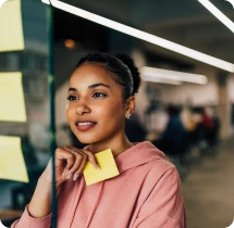 Collaboratrice organisant des post-it lors d’un atelier de brainstorming