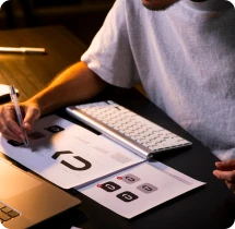 Graphiste concevant un logo sur son ordinateur