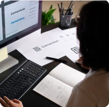 Graphiste travaillant sur la création d’un logo à son bureau