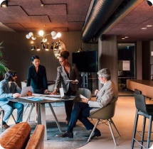 Équipe de l’agence réunie autour d’une table dans un open space