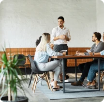 Réunion d’équipe dans les bureaux de l’agence de communication Expert SA à Paris