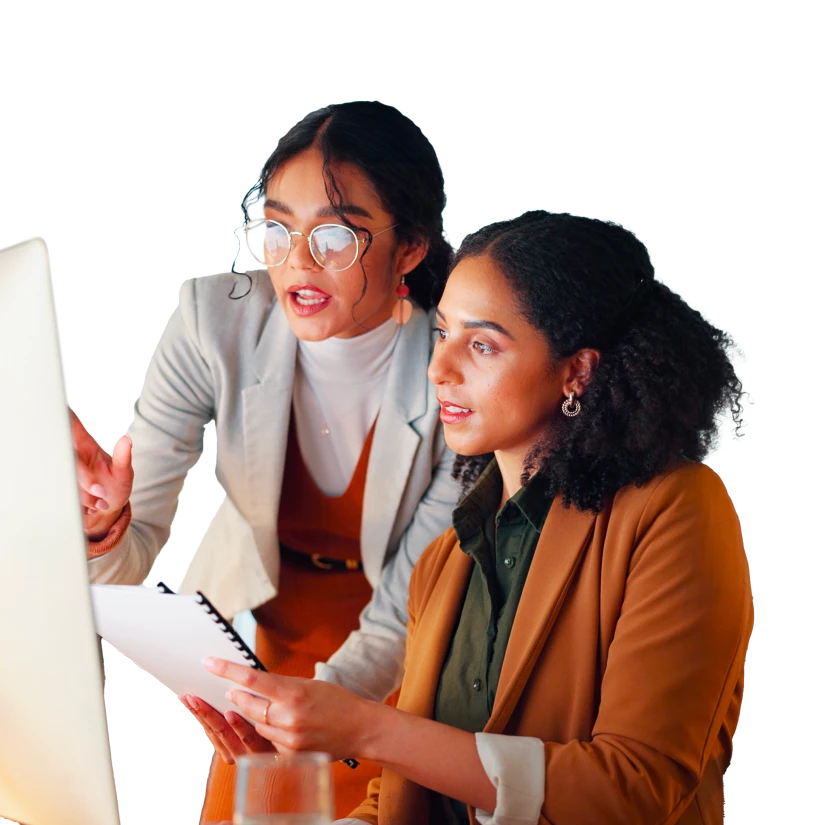 Deux collaboratrices de l’agence Expert SA échangeant devant un écran