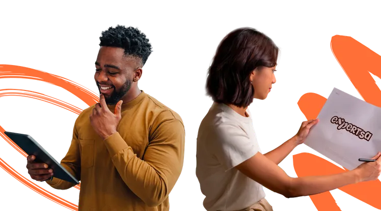Dirigeant souriant consultant une tablette, graphiste présentant une proposition de logo imprimée