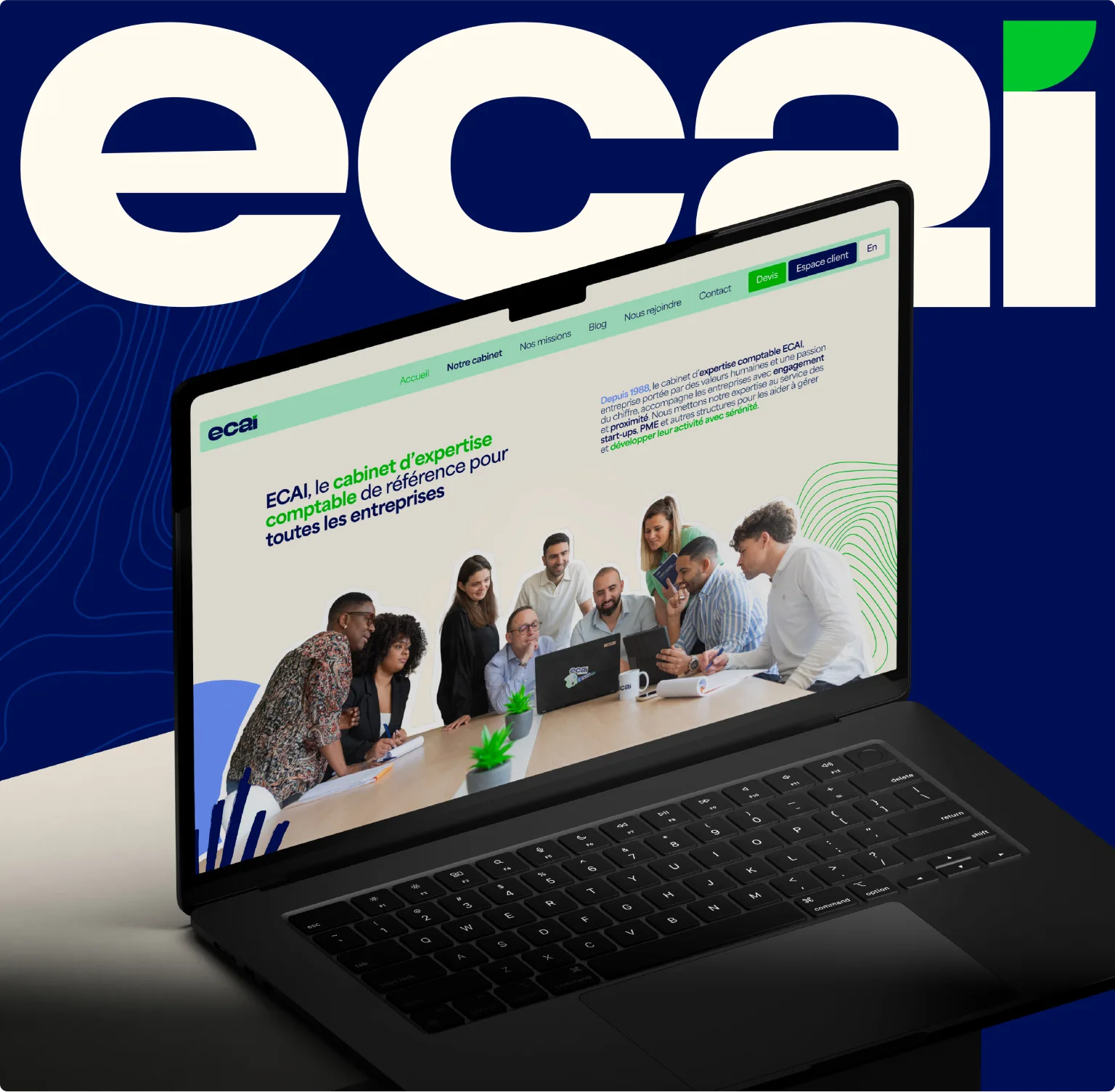 Mock-up du site ECAI sur ordinateur portable, nouveau design épuré sur fond bleu avec logo géant.